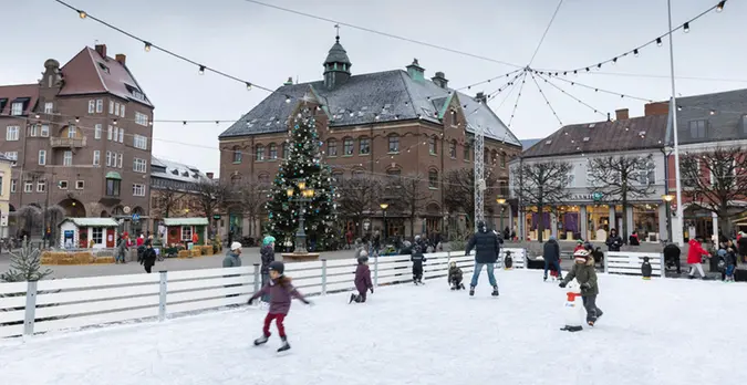Barn åker skridskor på isbanan på Stortorget